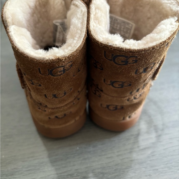 Toddler UGG Keelan Embossed boots - Picture 3 of 9